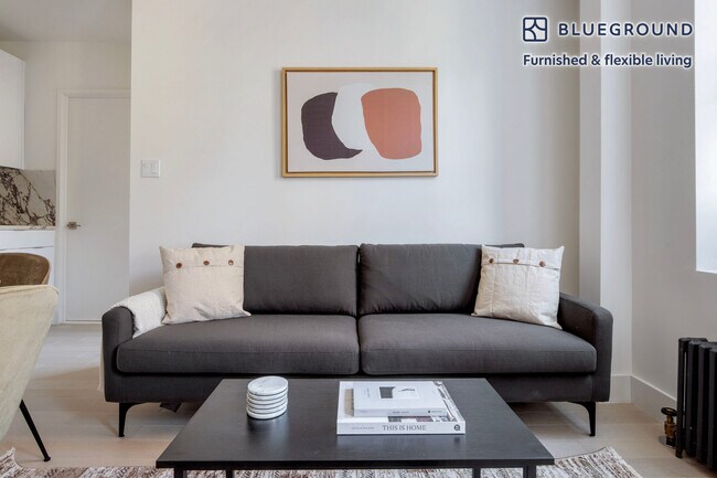 300 W 21st St unit FL5-ID1451, New York, NY 10011 - photo 2