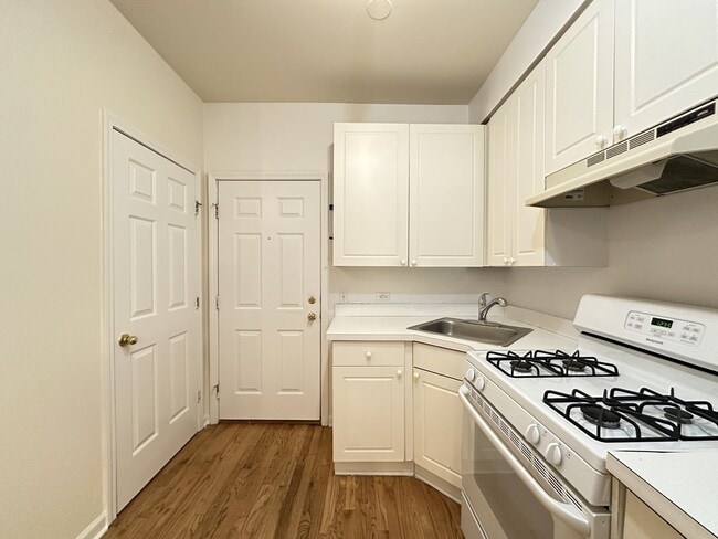 931 W Dakin St unit J09P, Chicago, IL 60613 - photo 4