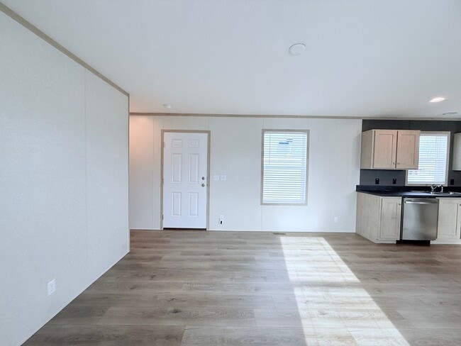 52758 S Yorktown Ct, New Baltimore, MI 48051 - photo 4