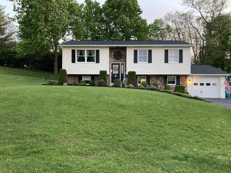 Welcome home TOP! All utilities included!