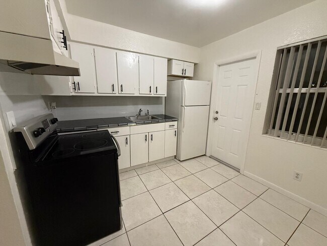 2515 Mckinley St unit Rear, Hollywood, FL 33020 - photo 7