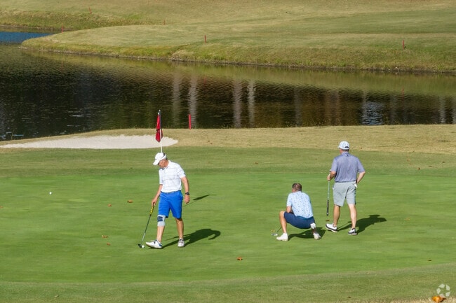 BridgeMill Athletic Club in Sutallee offers evening golf for neighborhood residents.