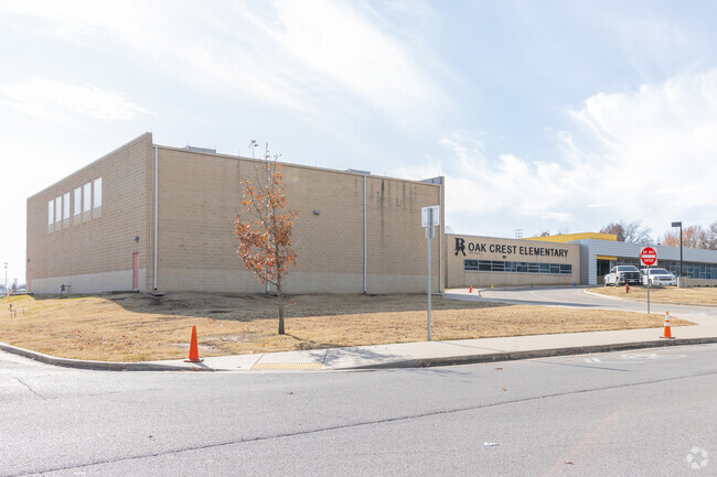 Oak Crest Elementary receives a B grade on Niche.