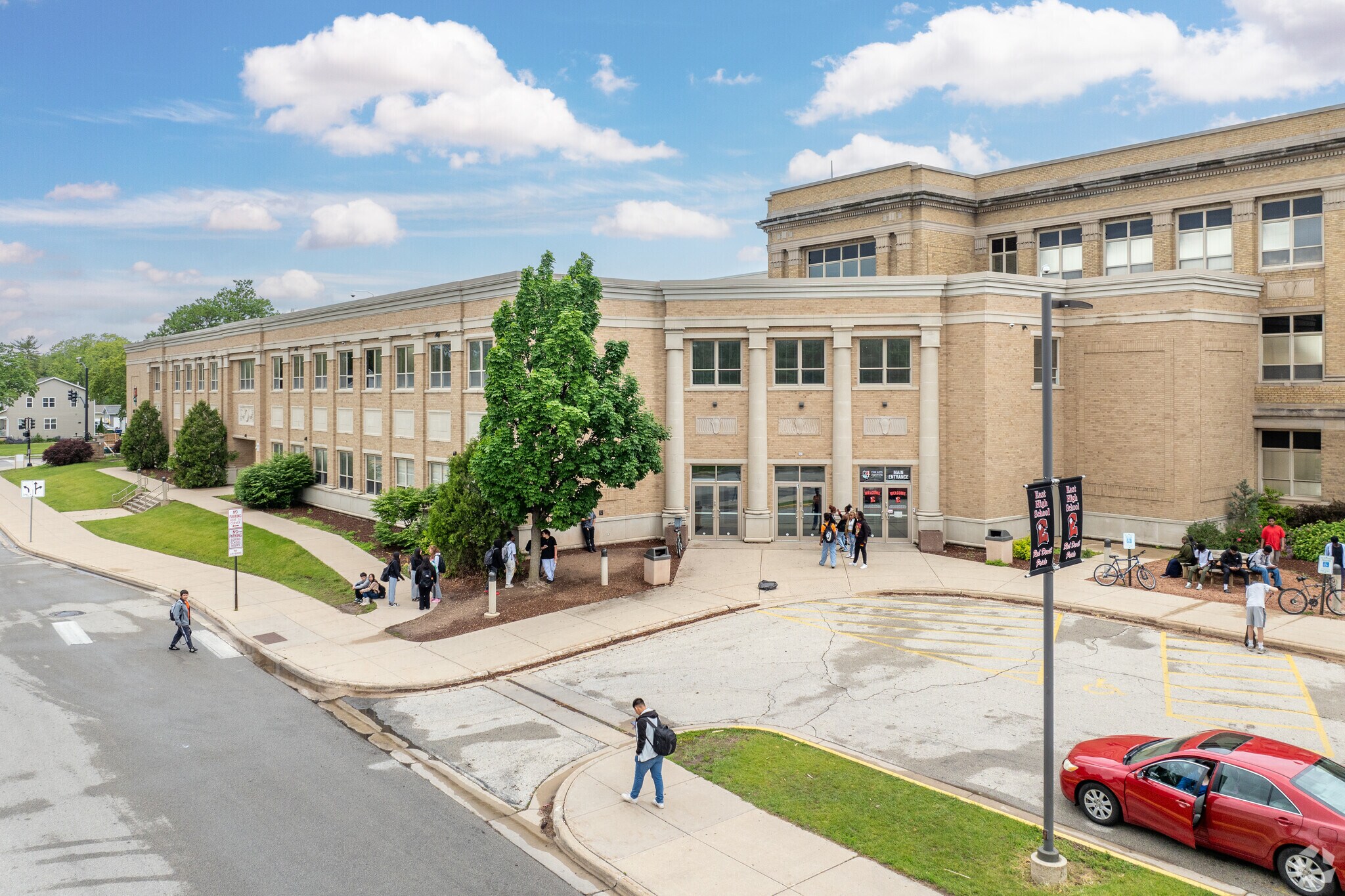 East High School in Green Bay, WI scores an overall B- rating according to Niche.