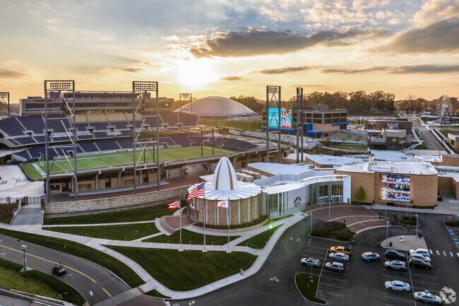 The Pro Football Hall of Fame, near OJays Parkway, features a museum and holds community events.