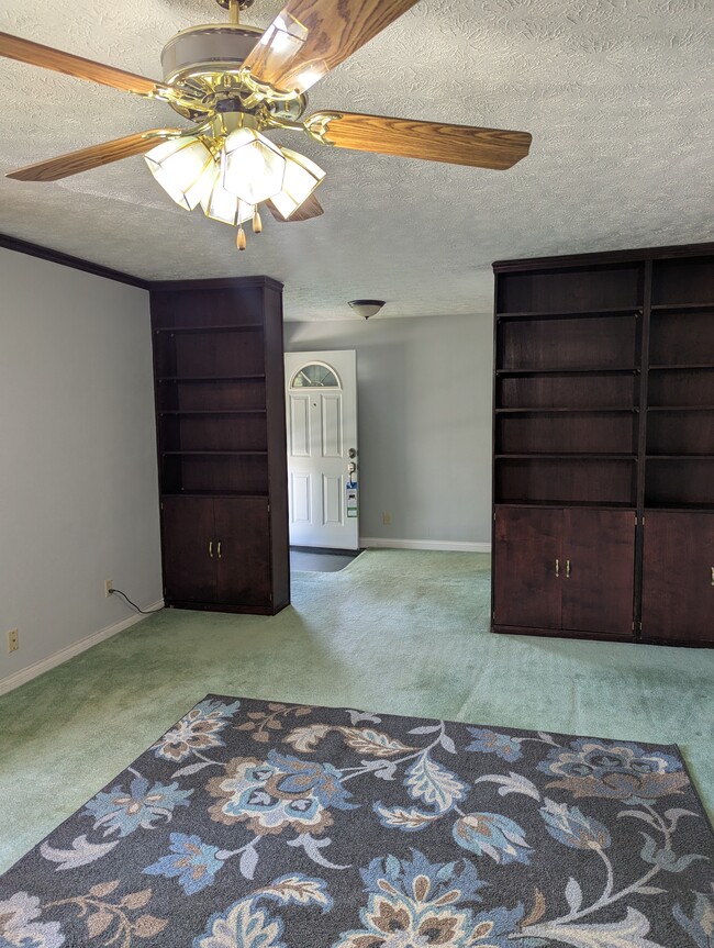 3232 Revlon Dr, Kettering, OH 45420