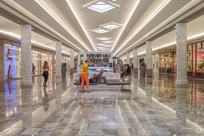 Ferran Place-Courtland Heights is home to Lakeside Shopping Center, New Orleans' biggest mall.