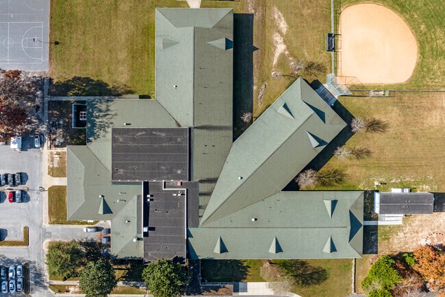 Queens Lake Elementary School offer a variety of programs that challenge children.