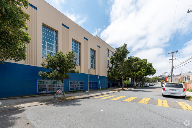 A sunny day in San Francisco James Denman Middle School is located.