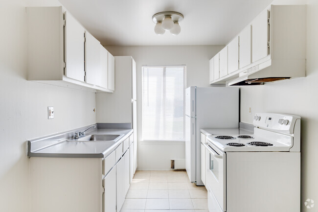 1BR, 1BA - 702SF - Kitchen