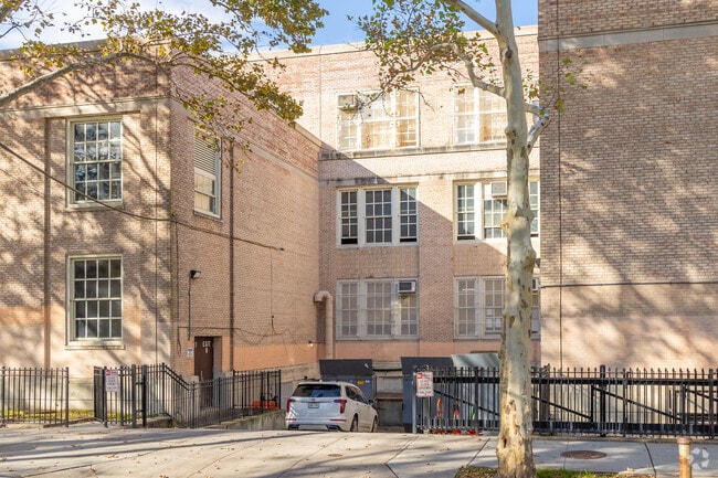 Q252 The Queens School of Inquiry is an above average public school located in Flushing, NY.