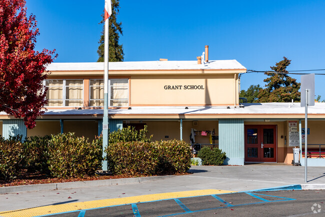 Great Schools rates Grant Elementary School at a 4.