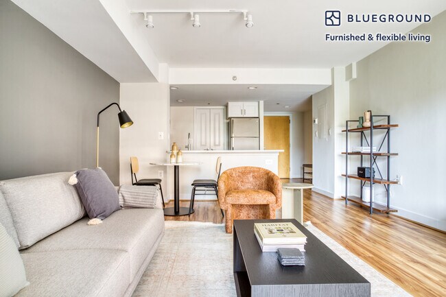 2500 Clarendon Blvd unit FL5-ID519, Arlington, VA 22201 - photo 3