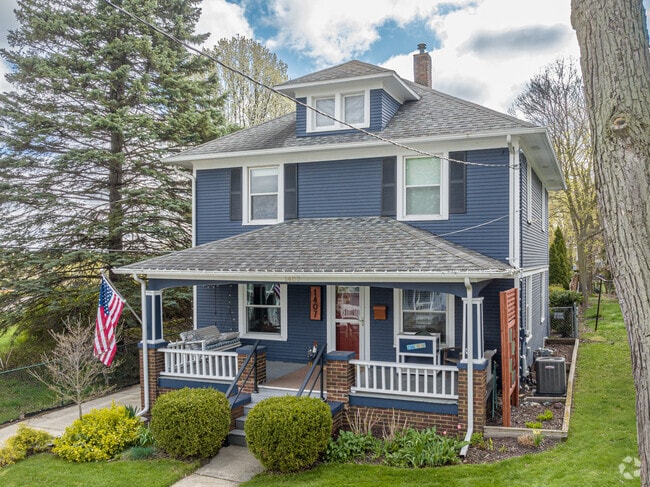 Newly-refurbished American Foursquare home in the Fabulous Acres neighborhood