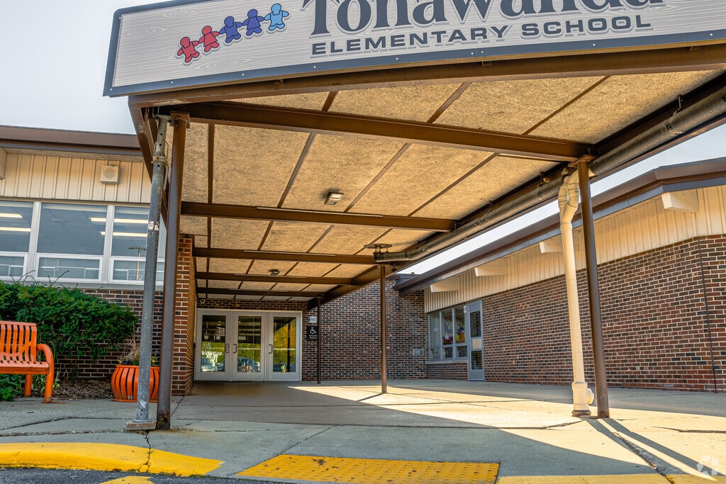 Tonawanda Elementary School provides education in the neighborhood of 
Elm Grove.