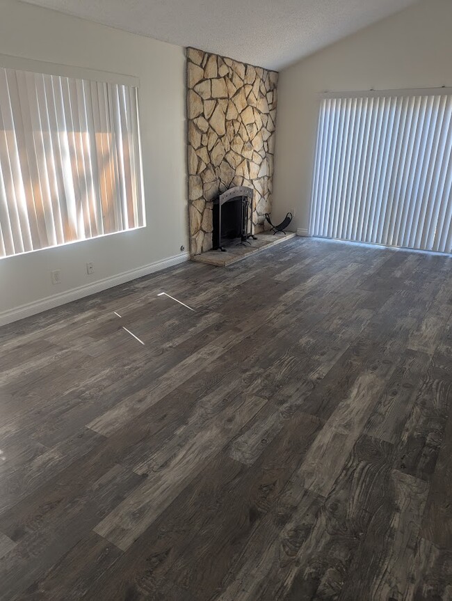 Living room w/ fireplace