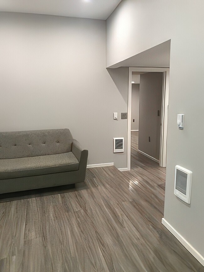 831 NE Holland St unit B, Portland, OR 97211 - photo 5