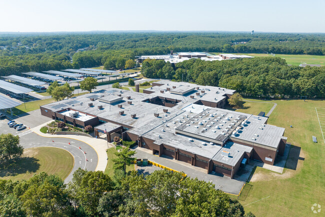 NID 537910 Accompsett Middle School shares grounds with Smithtown West High and an Elementary.