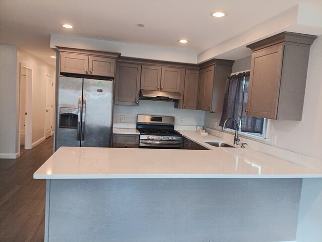 9214 Rockaway Fwy unit Rockaway beach 3 bed, Rockaway Beach, NY 11693 - photo 3