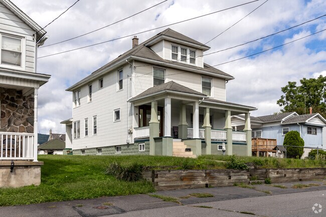 Large four-square home in Throop.