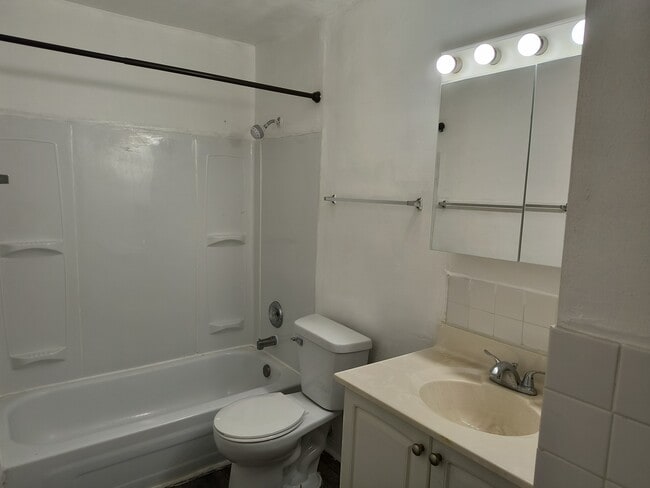 670 Hill Dr unit 209, Hoffman Estates, IL 60169 - photo 5