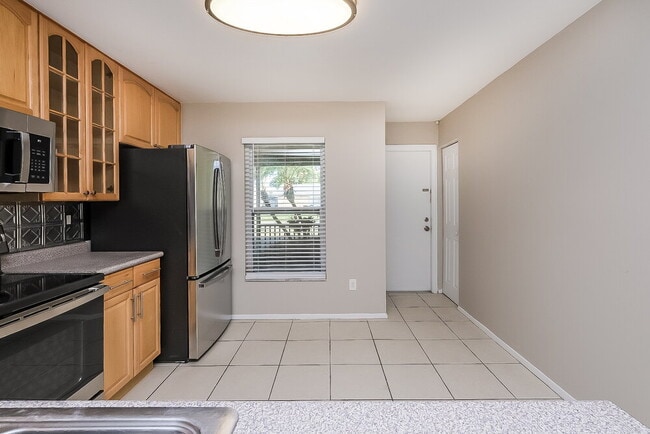 908 Pine Ridge Cir E, Brandon, FL 33511 - photo 6