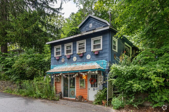 Tucked in the Catskills woods, this Pine Hill ski home is close to Belleayre slopes.