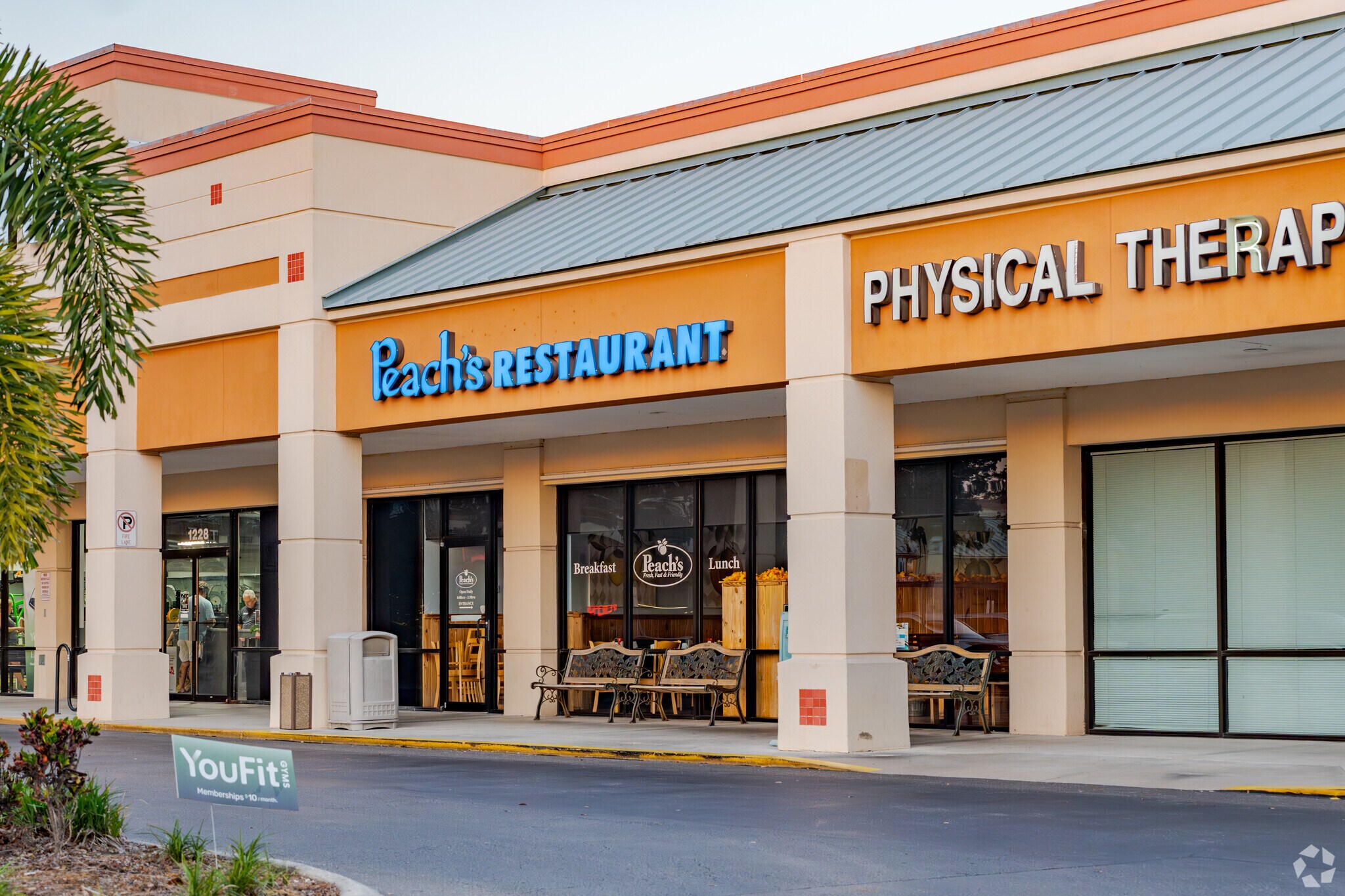 Peach's Restaurant serves Plantation residents delicious breakfast, lunch and dinner options.