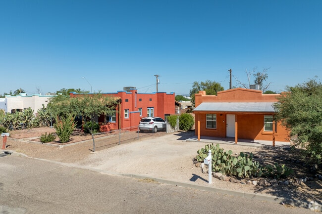 Southwestern pops of color light up the unique architecture of Feldman's homes.