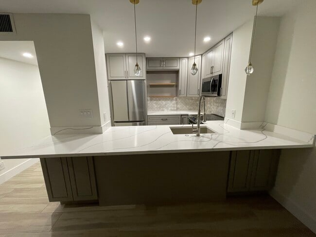 Coral Lake Tower Condominiums unit Coral Lake Tower, Fort Lauderdale, FL 33308 - photo 3