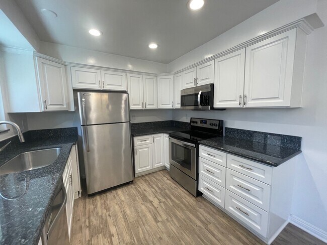 718 N Guadalupe Ave unit 4, Redondo Beach, CA 90277 - photo 4