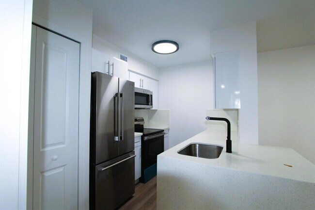 2890 N Oakland Forest Dr unit 103, Oakland Park, FL 33309 - photo 5