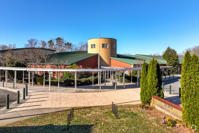 Front entrance of Selwyn Elementary for Myers Park students.