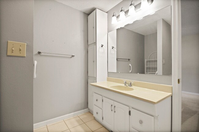 711 E Brick St, Centralia, MO 65240 - photo 5