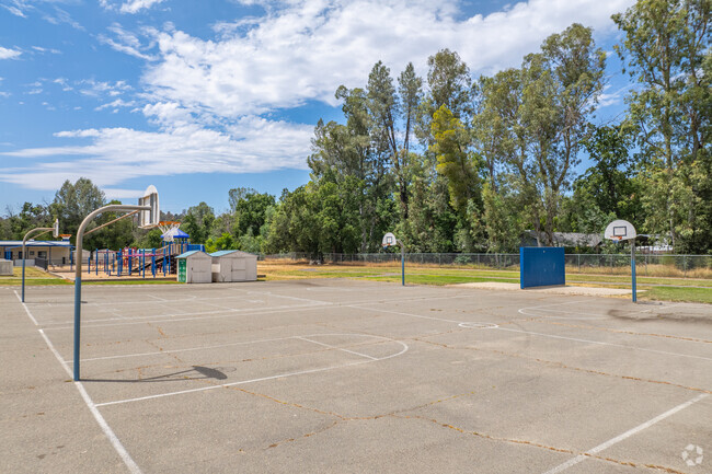 Sycamore Elementary School students love to play basketball.