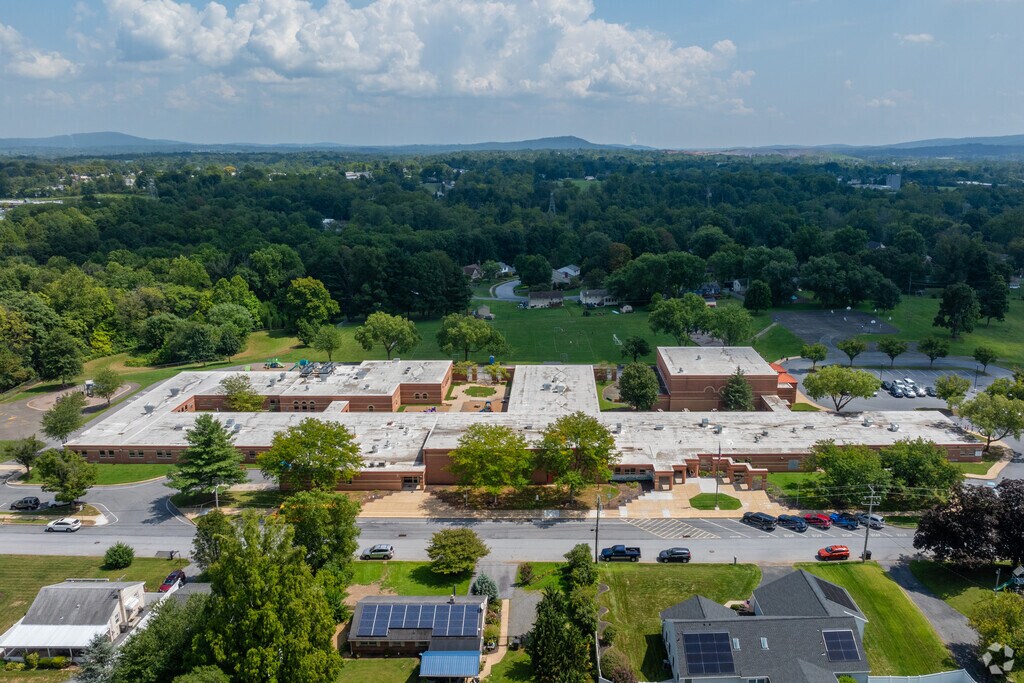 Lorane Elementary School serves grades K-4 with a B rating on Niche.com in Exteter.