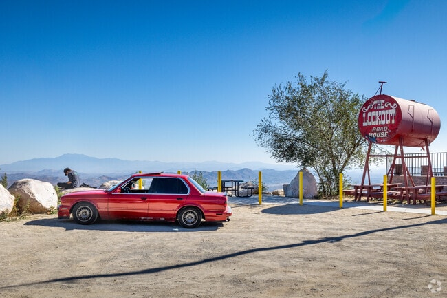 Lookout Roadhouse in the La Cresta area features panoramic views.
