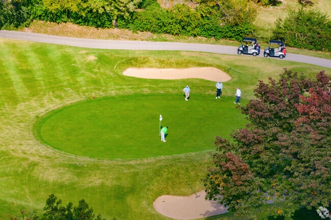 Glen Echo Country Club offers Pasadena Hills residents 18 holes of golf to play.