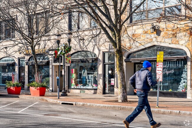 Charming shops along the main strips of Downtown Stamford serves residents in Mid Ridge.