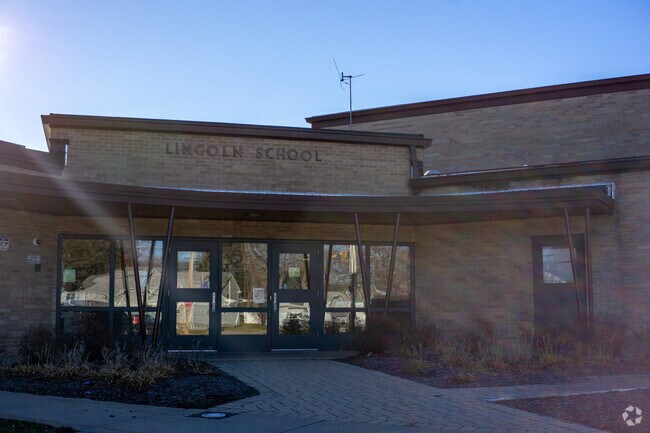Lincoln Elementary School provides education in 
Lasalle County.