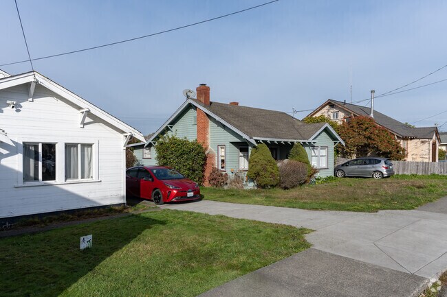 Bungalows are the primary home style in Samoa Boulevard.