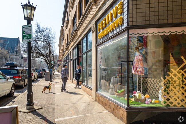River Forest residents are only a few minutes away from the boutique shops in Oak Park.