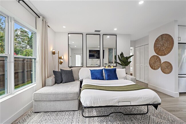 300 NE 116th St, Miami, FL 33161 - photo 5