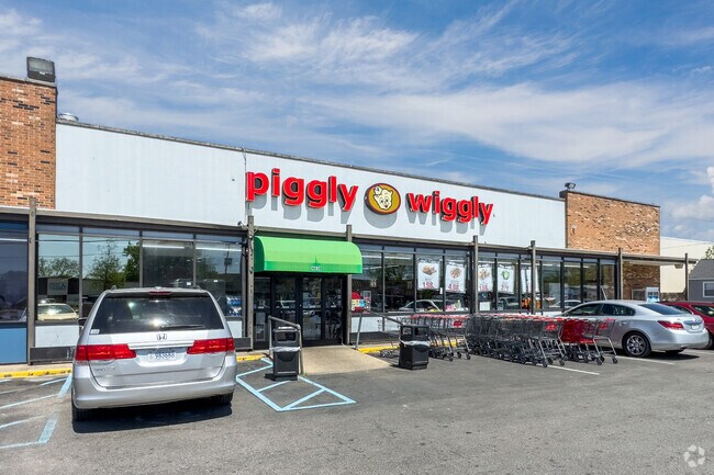Shoppers can enjoy a hot lunch bar while picking up groceries at the Piggly Wiggly in Estabrook.