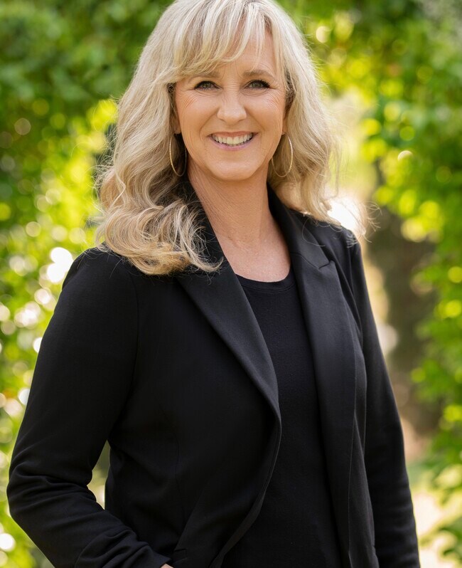 Tracie Everett