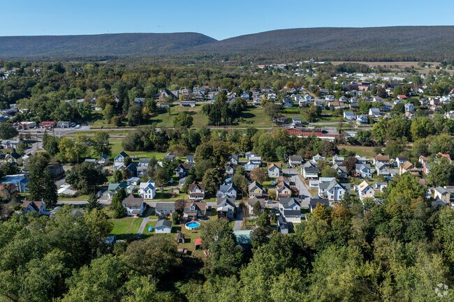 Clinton is a small town between the mountains and the river.