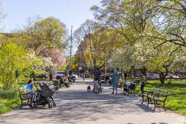 The Mosholu-Pelham Greenway, on the north end of Morris Park, has tree-lined walking paths.