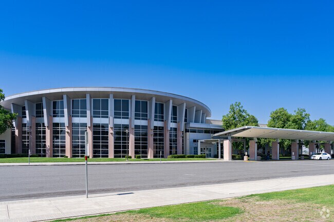 Meadows Field Airport is the closest airport to Highland Knolls.