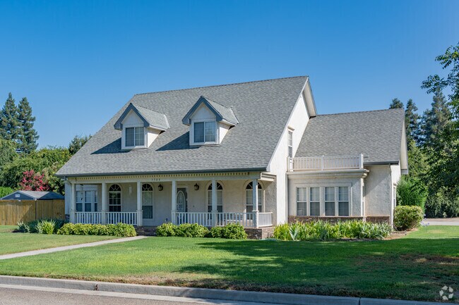 Colonial Revival style homes can be found in the Dinuba area.