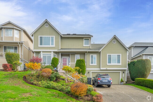 Two-story homes in Linde Hill Park sit together on residential cul-de-sacs.